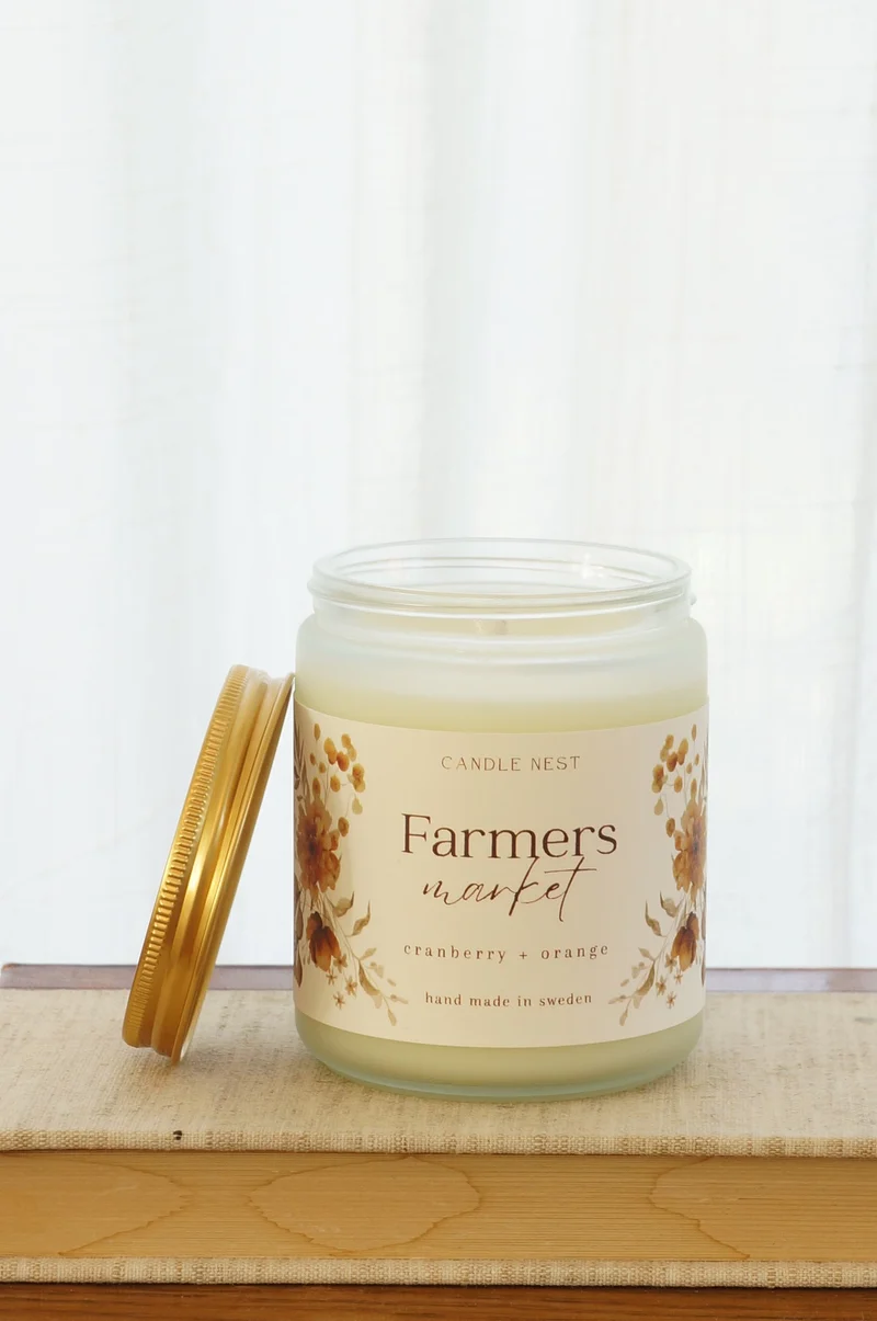 Doftljus i glasburk med guldlock – tranbär, apelsin & kanel – Farmers market – Signature candle