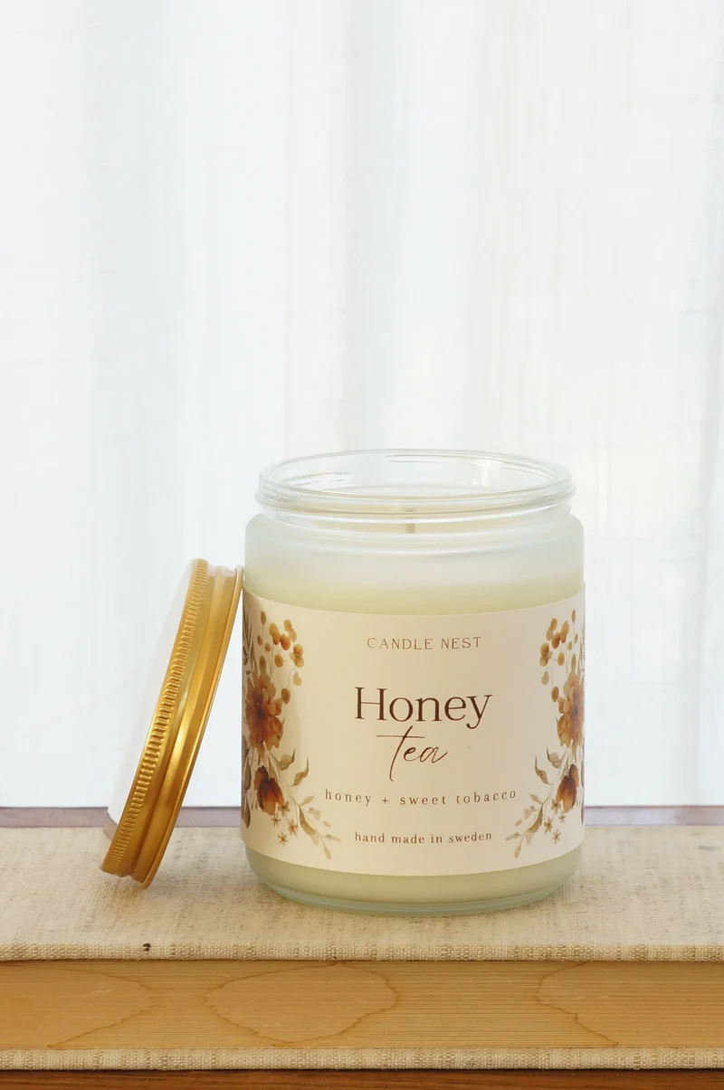 Doftljus i glasburk med guldlock – söta tobaksblad & honung – Honey tea – Signature candle