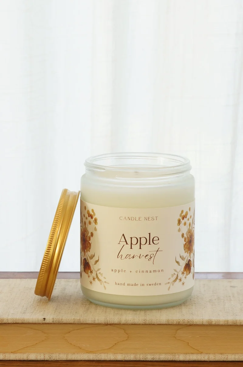 Doftljus i glasburk med guldlock – äpple, kanel & apelsin – Apple Harvest – Signature candle