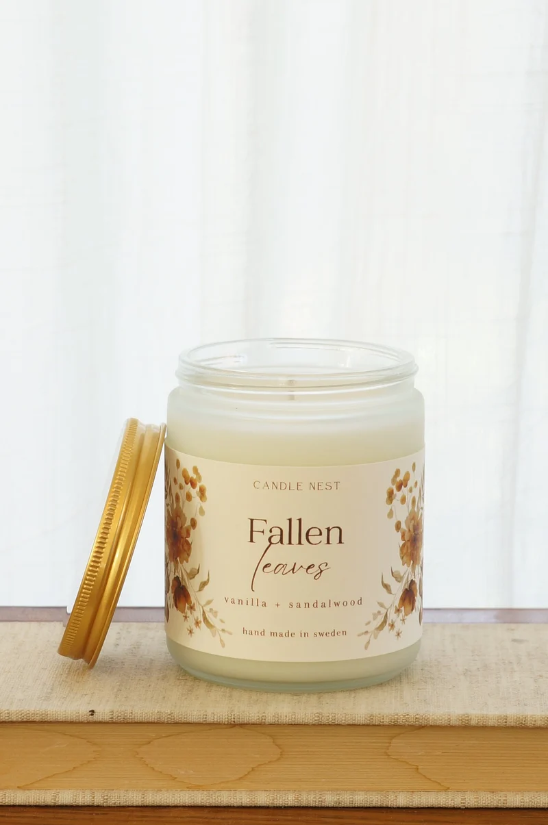Doftljus i glasburk med guldlock – sandelträ, vanilj & mysk – Fallen leaves – Signature candle