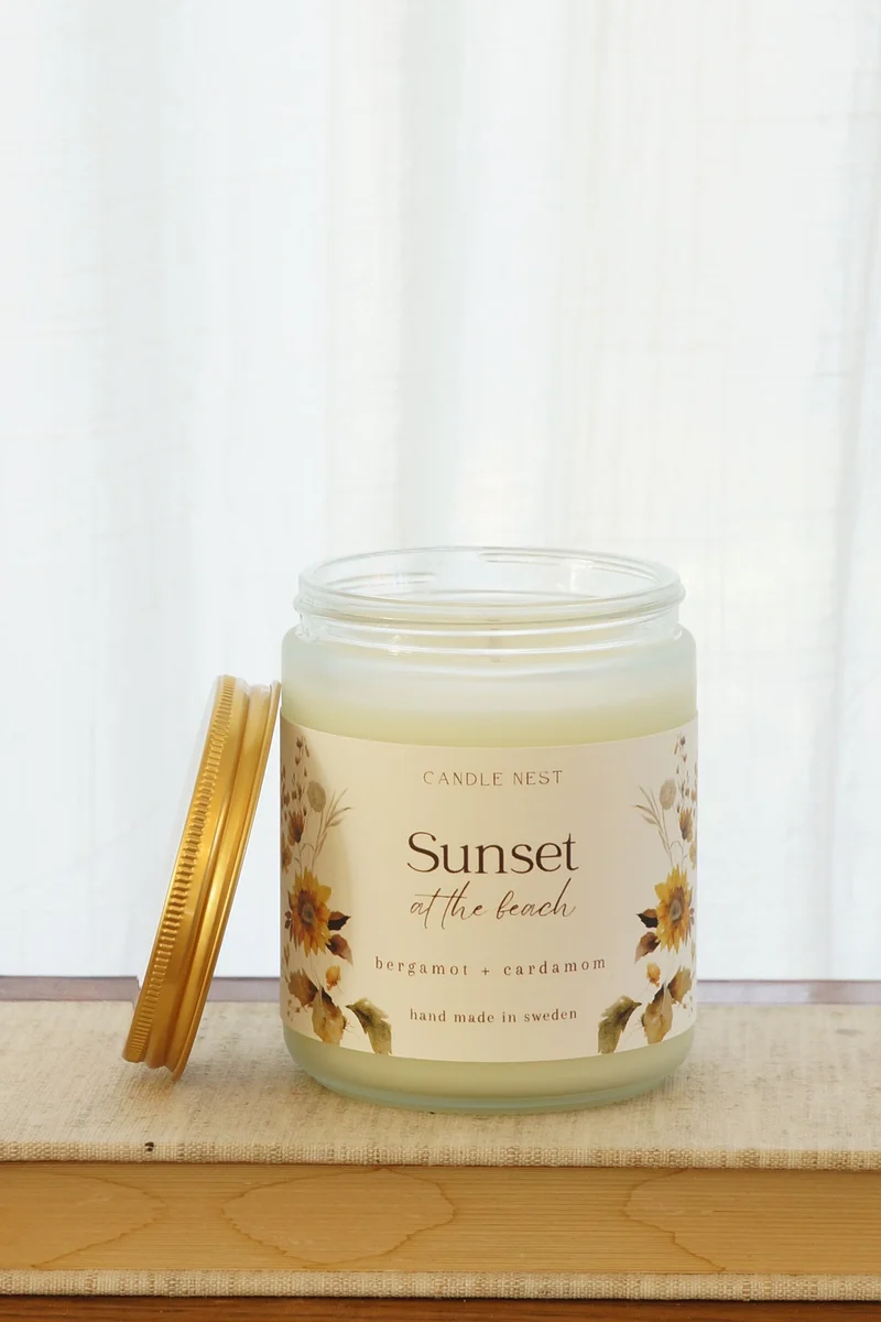 Doftljus i glasburk med guldlock – kardemumma & bergamott – Sunset at the beach – Signature candle