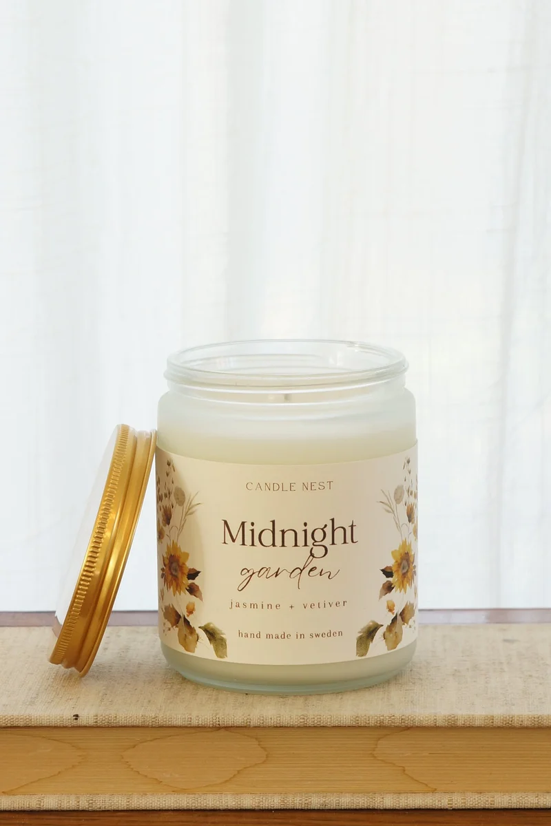 Doftljus i glasburk med guldlock – jasmin, citron & vetiver – Midnight garden – Signature candle