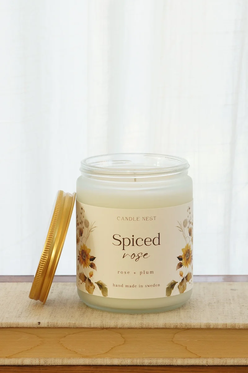 Doftljus i glasburk med guldlock – ros, plommon & vanilj – Spiced rose – Signature candle