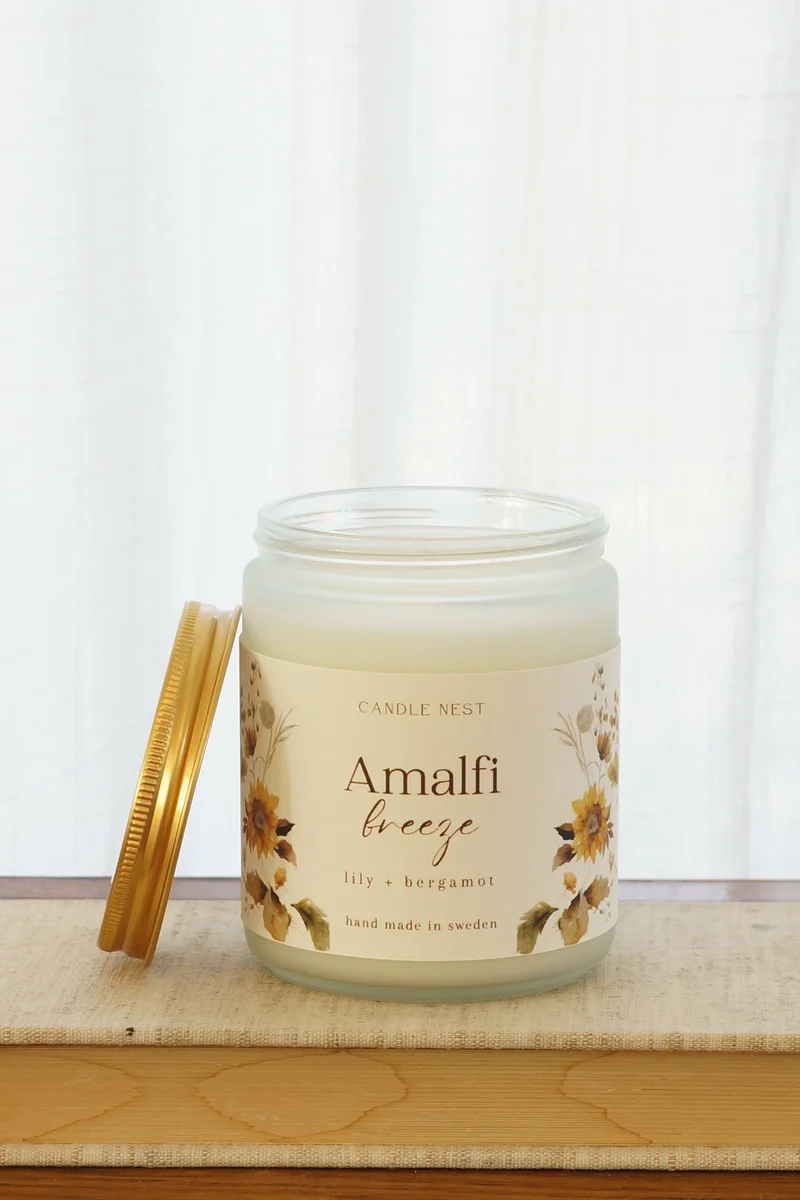 Doftljus i glasburk med guldlock – bergamott, lilja & vanilj – Amalfi breeze – Signature candle