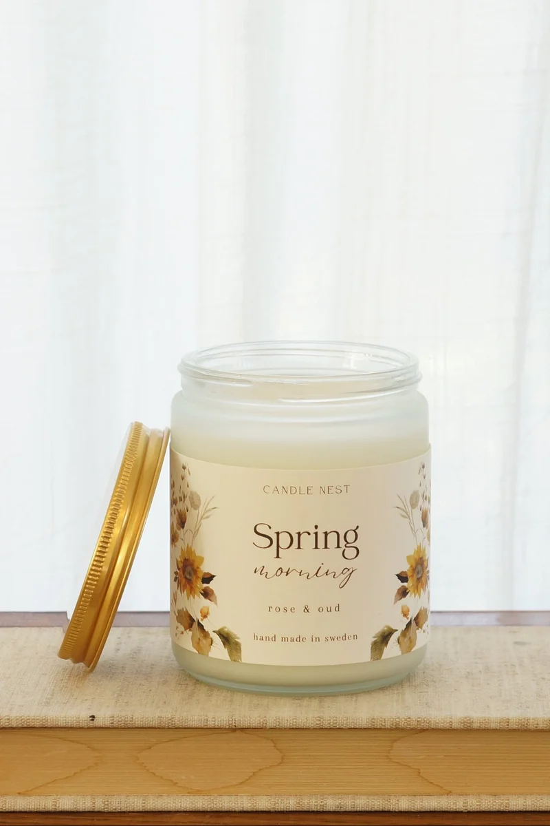 Doftljus i glasburk med guldlock – ros & oud – Spring morning – Signature candle