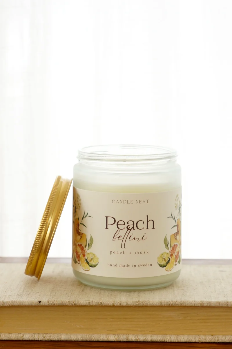 Doftljus i glasburk med guldlock – persika & mysk – Peach bellini – Signature candle