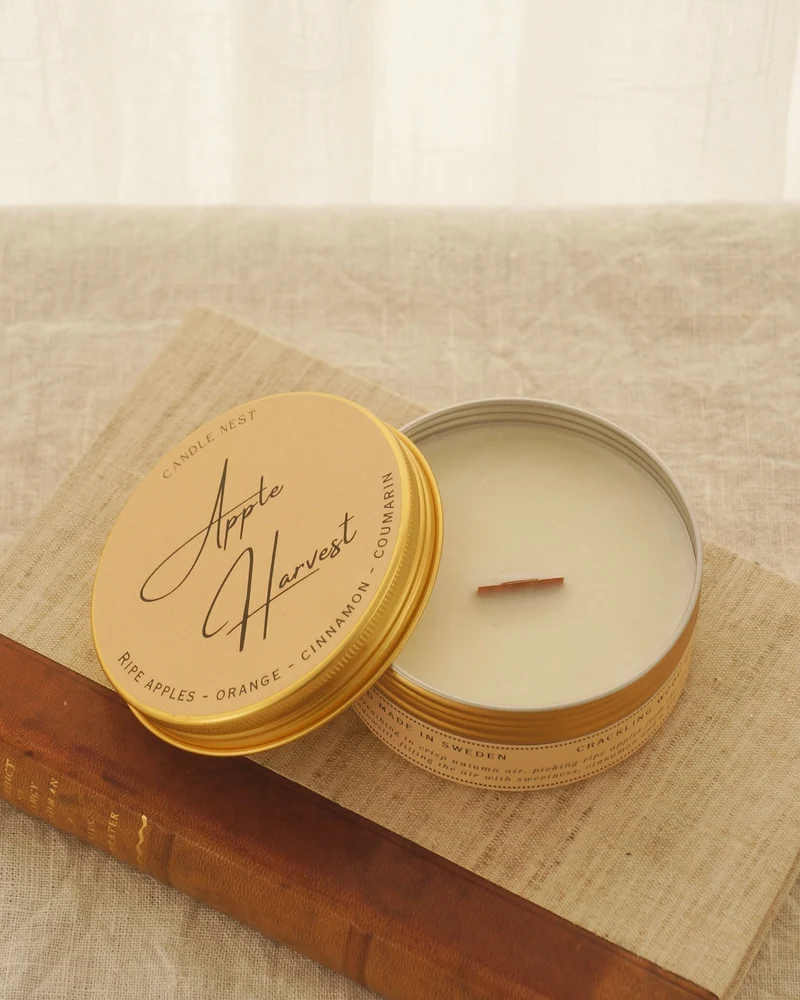 Doftljus i burk med träveke – äpple, kanel & apelsin – Apple Harvest – Travel Candle
