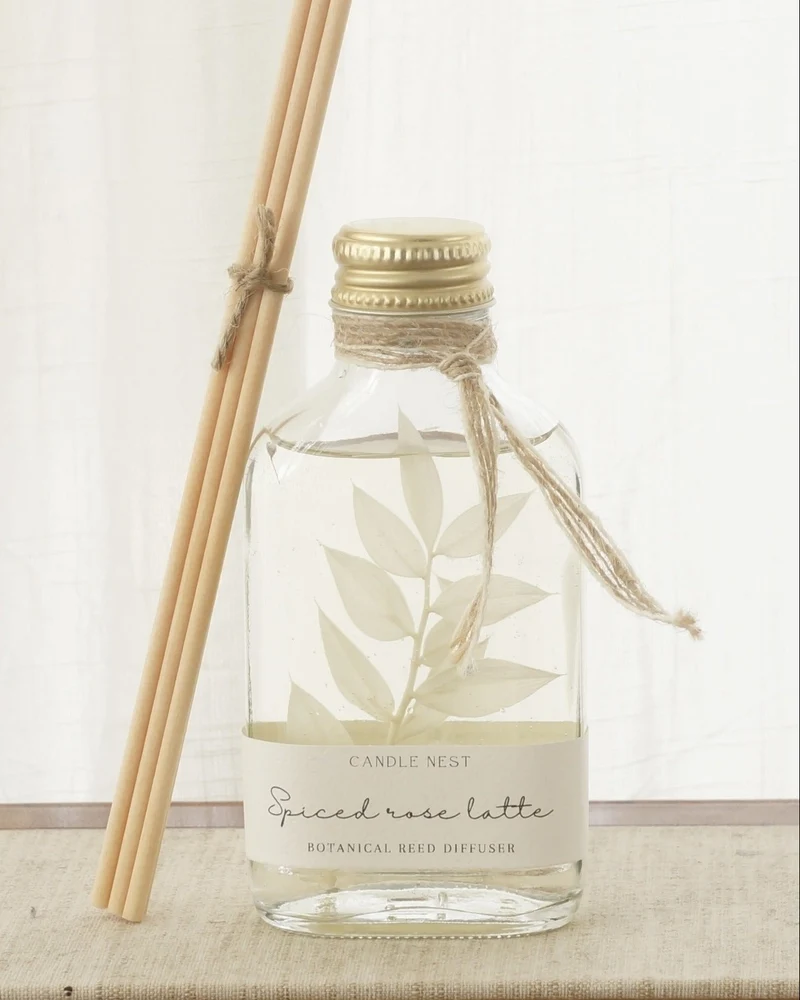 Doftpinnar – ros, plommon & vanilj – Rumsdoft för hemmet – Spiced rose latte