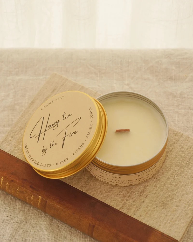 Doftljus i burk med träveke – söta tobaksbland & honung – Honey Tea by the Fire – Travel Candle