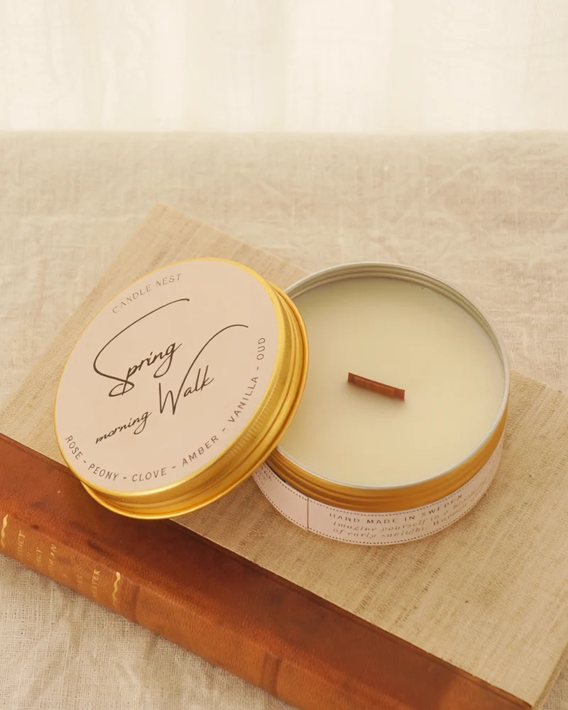 Doftljus i burk med träveke – ros & oud – Spring morning walks – Travel Candle