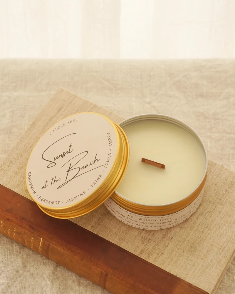 Doftljus i burk med träveke – kardemumma & bergamott – Sunset at the Beach – Travel Candle