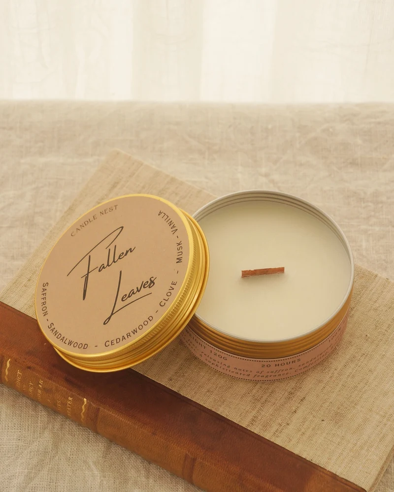 Doftljus i burk med träveke – sandelträ, vanilj & mysk – Fallen Leaves – Travel Candle