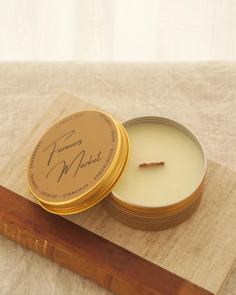 Doftljus i burk med träveke – tranbär, apelsin & kanel – Farmers Market – Travel Candle