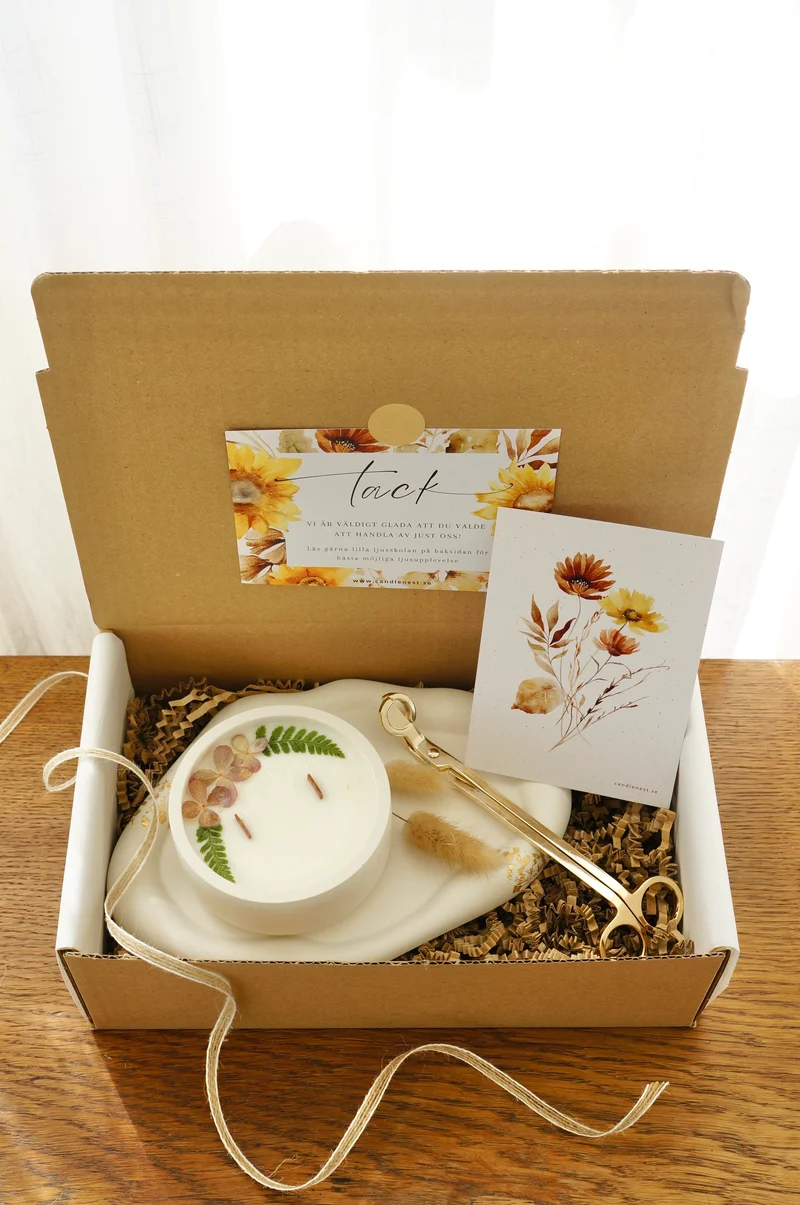 Presentbox med botaniskt doftljus, ljusfat & vektång