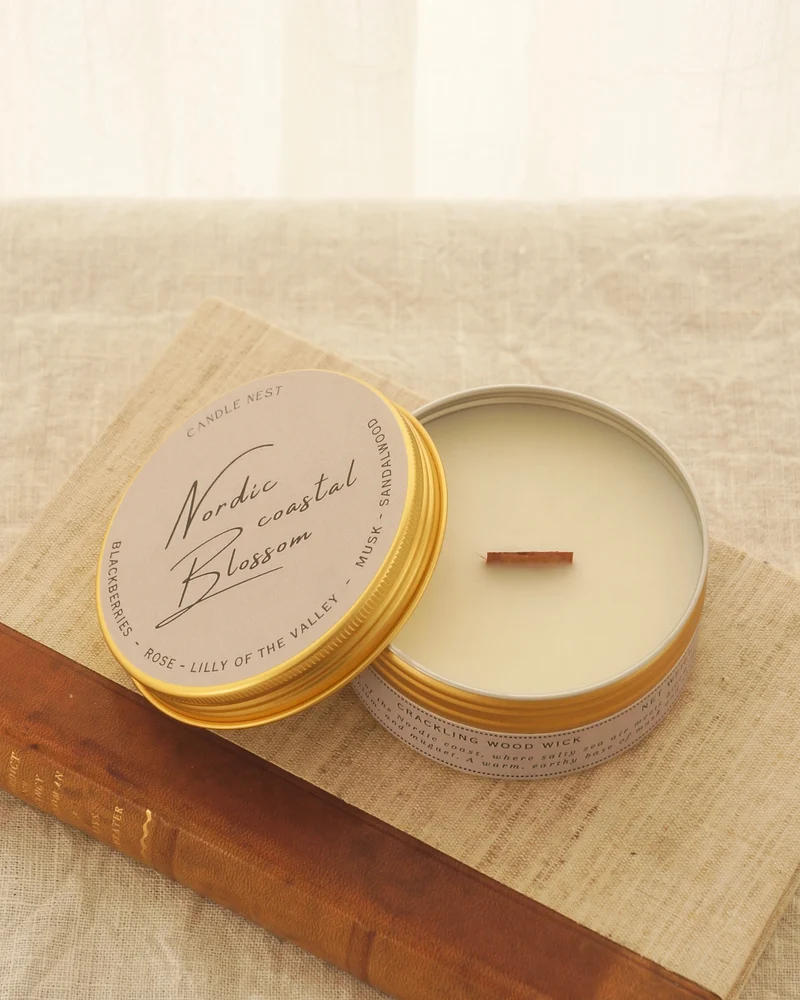 Doftljus i burk med träveke – björnbär & liljekonvalj – Nordic Coastal Blossom – Travel Candle