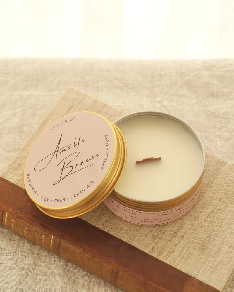 Doftljus i burk med träveke – bergamott, lilja & vanilj – Amalfi Breeze – Travel Candle